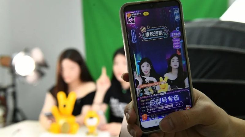 洗衣机底部漏水，可能是由于以下几种原因造成的：